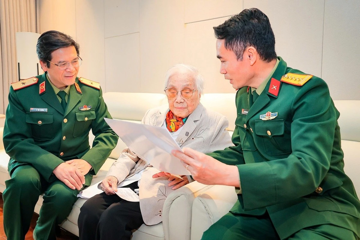 Các cán bộ Tổ bầu cử Bệnh viện Trung ương Quân đội 108 giới thiệu cho nguyên Phó Chủ tịch nước Nguyễn Thị Bình về các ứng cử viên.