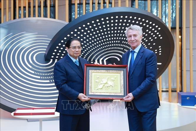 Thủ tướng Phạm Minh Chính tặng quà cho lãnh đạo Tập đoàn Novatek.