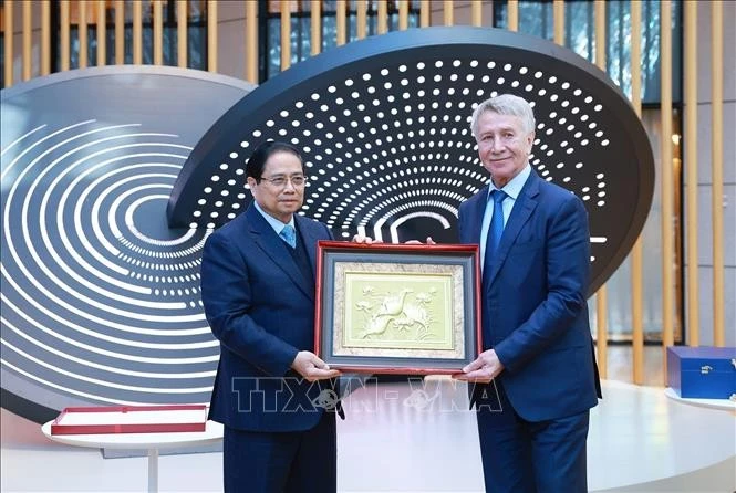 Thủ tướng Phạm Minh Chính tặng quà cho lãnh đạo Tập đoàn Novatek.