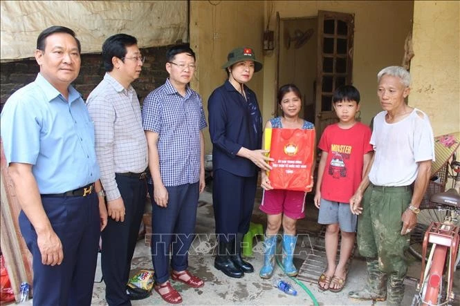 Đồng chí Hà Thị Nga trao quà hỗ trợ cho gia đình bị ảnh hưởng của thiên tai tại phường Gia Sàng, tỉnh Thái Nguyên.
