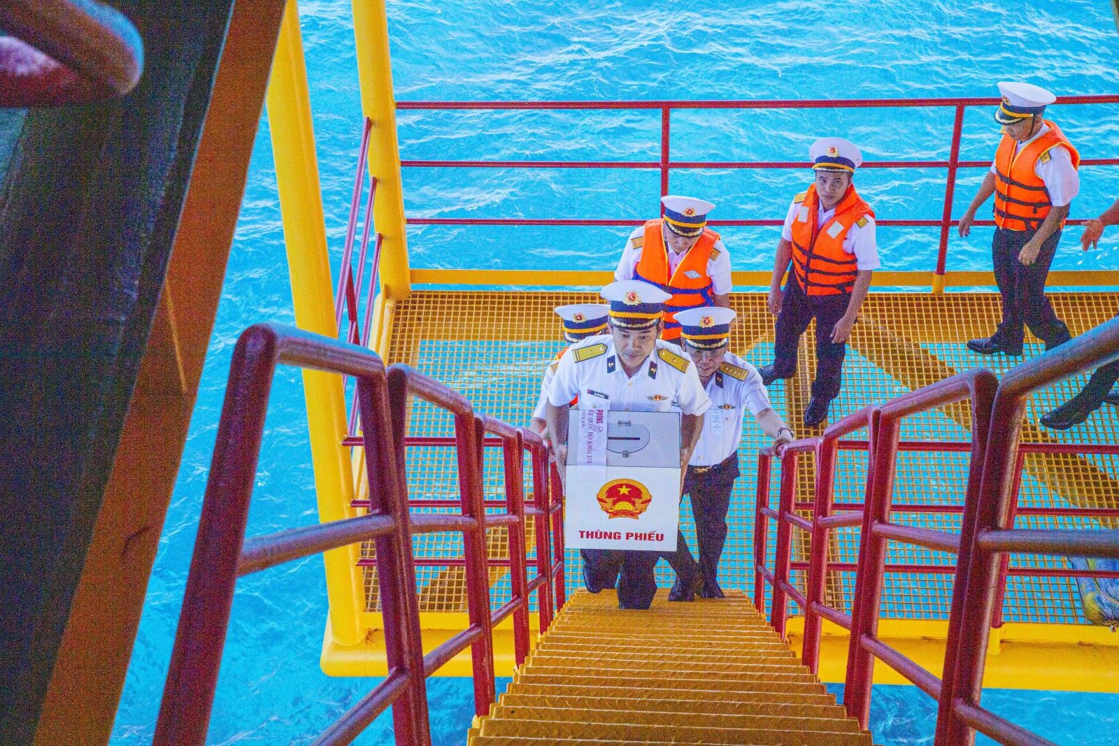 Tổ bầu cử sớm của Bộ Tư lệnh Vùng 2 Hải quân đưa hòm phiếu đến với cử tri là những chiến sĩ nhà giàn DK1.