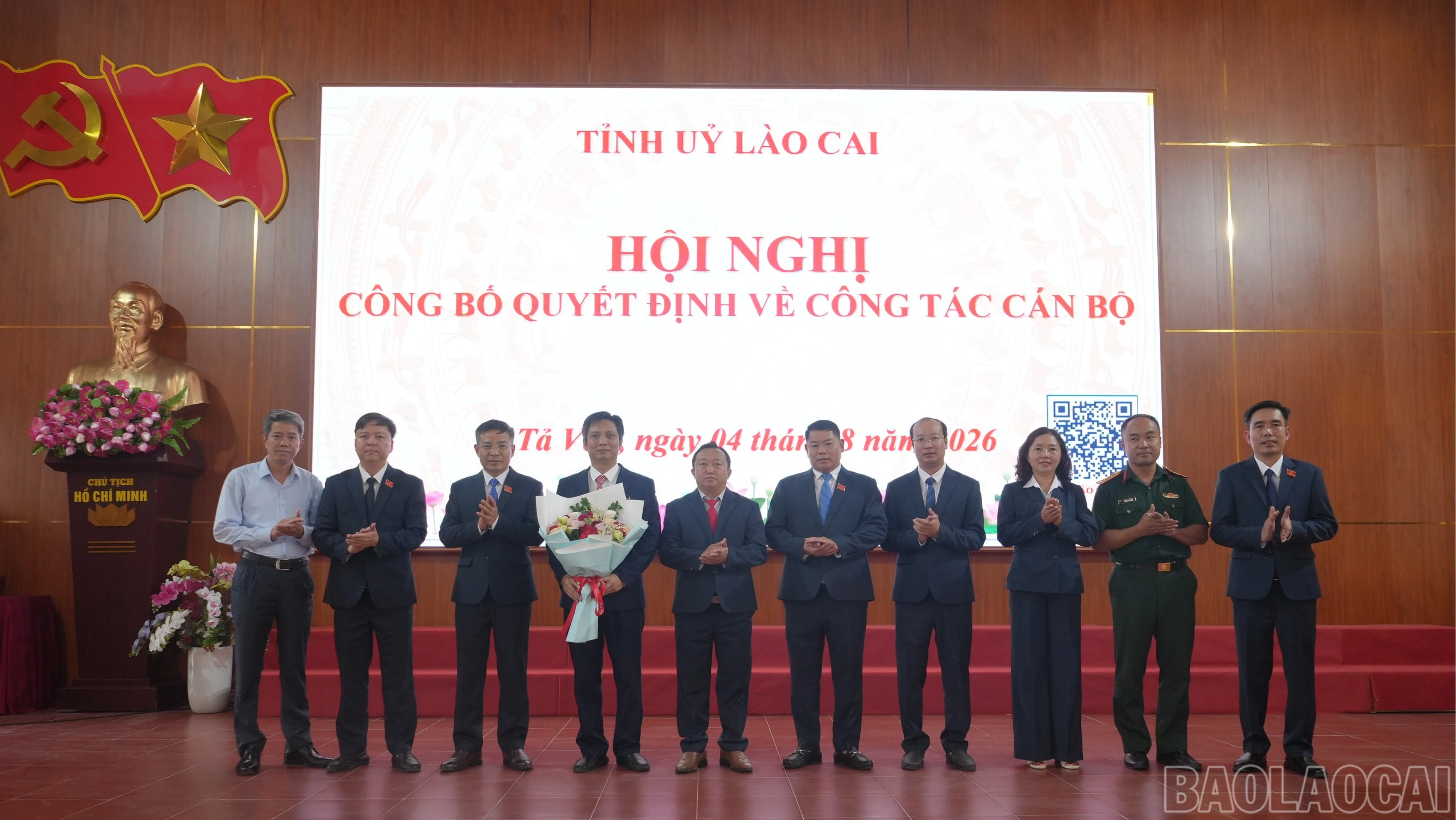 baolaocai-br_ban-thuong-vu-dang-uy-xa-ta-van-tang-hoa-chuc-mung-dong-chi-pham-binh-minh-5977.jpg