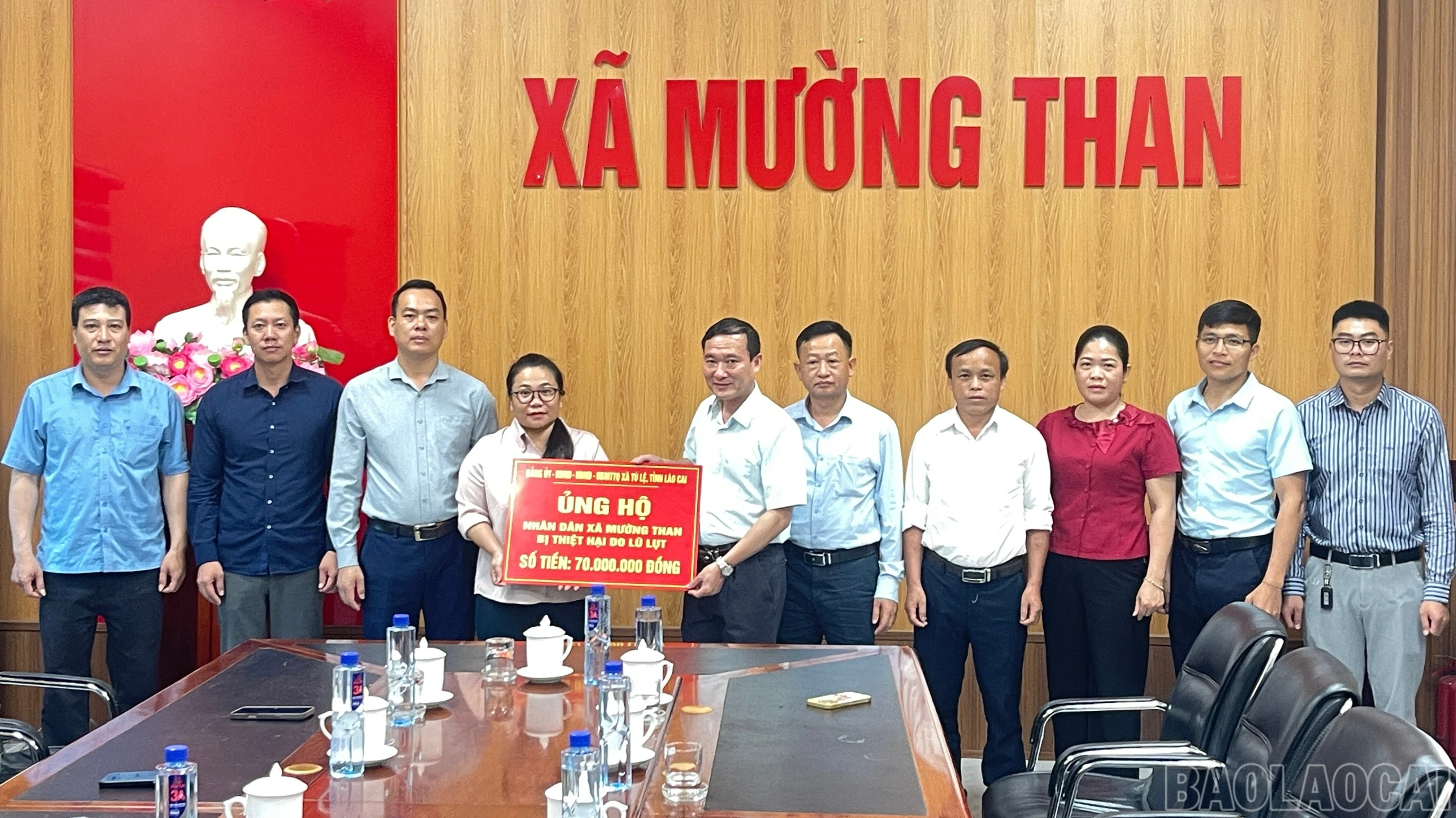 baolaocai-br_doan-cong-tac-dang-uy-xa-tu-le-trao-tien-ho-tro-nhan-dan-xa-muong-than-khac-phuc-hau-qua-mua-lu-1-718.jpg