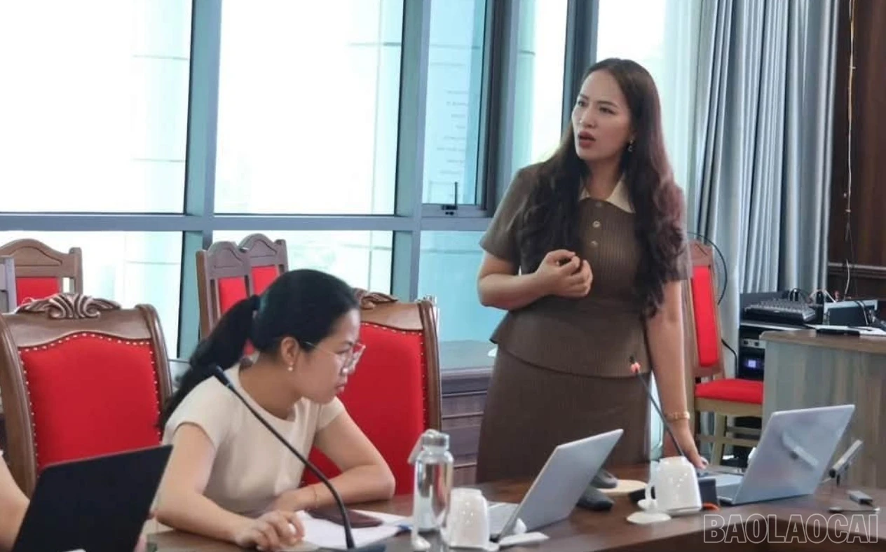 Thạc sĩ Nguyễn Kiều Oanh, giảng viên AI và chuyển đổi số đã trực tiếp hướng dẫn học viên thực hành thao tác trên máy tính.