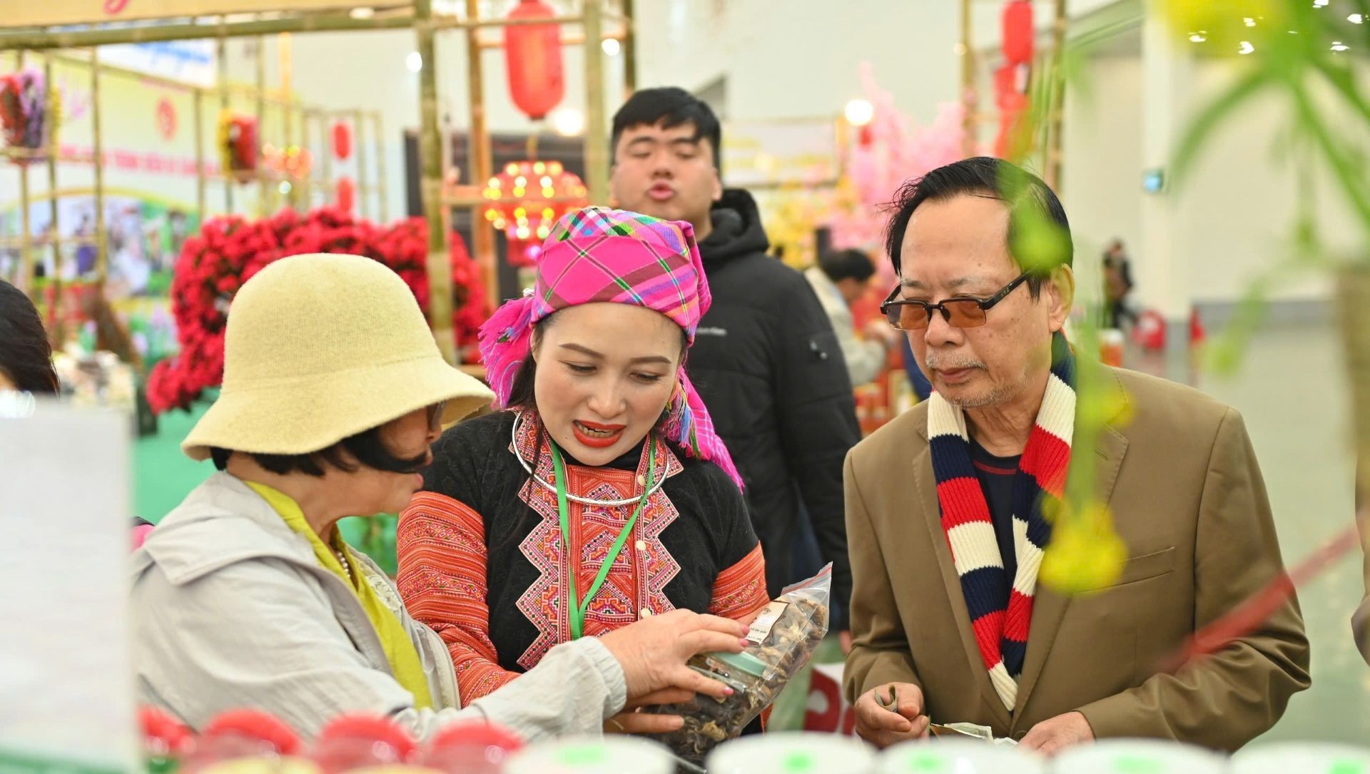 Đặc sản vùng miền hút khách mua sắm.