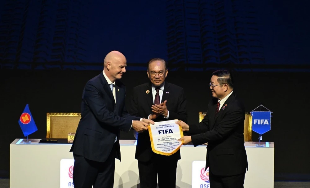 Chủ tịch FIFA đưa ASEAN Cup vào thị trường mới.