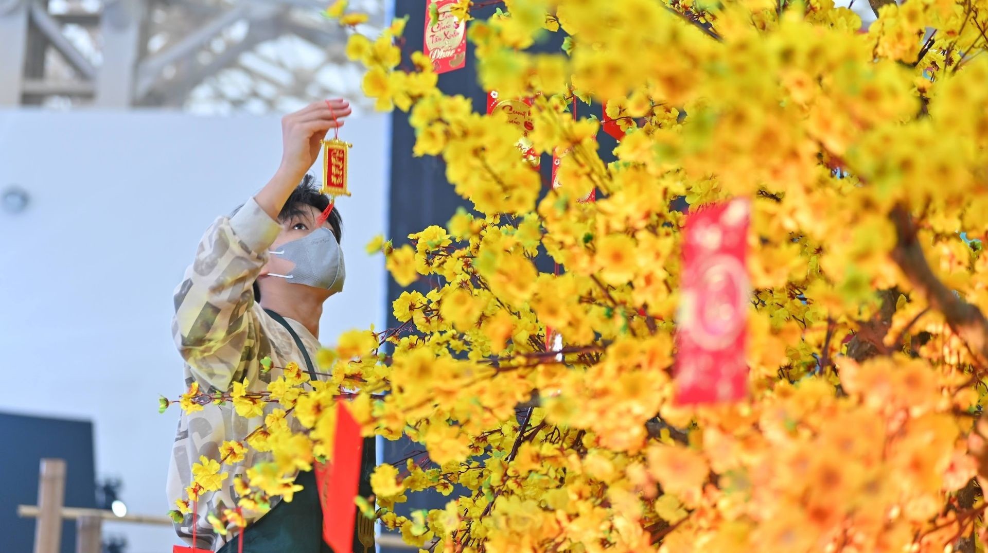 Doanh nghiệp đang tiến hành trang trí các gian hàng.