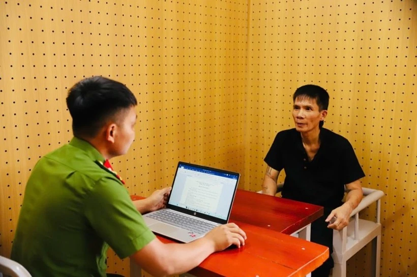 Công an lấy lời khai đối tượng Nguyễn Văn Dũng.