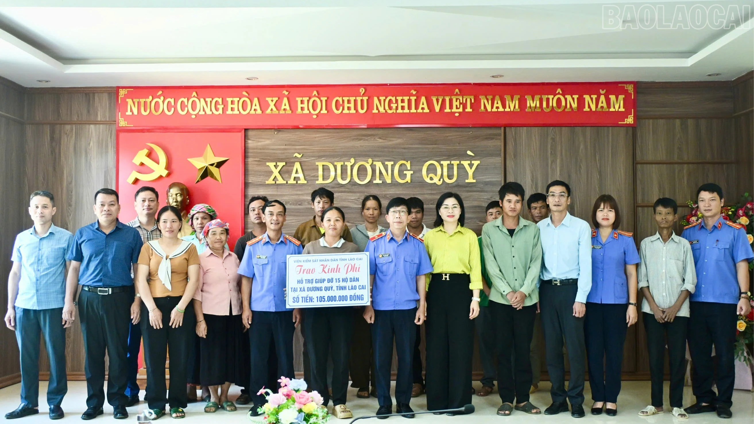 baolaocai-tr_vien-ksnd-tinh-lao-cai-trao-tang-kinh-phi-ho-tro-4333.jpg