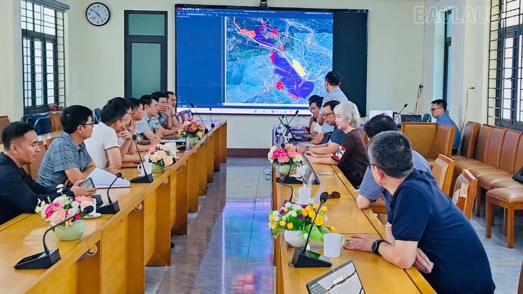 baolaocai-tr_anh-10-nha-dau-tu-lam-viec-voi-dia-phuong-ve-du-an-khu-cong-nghiep-phu-xuan-va-phu-xuan-1-7424.jpg