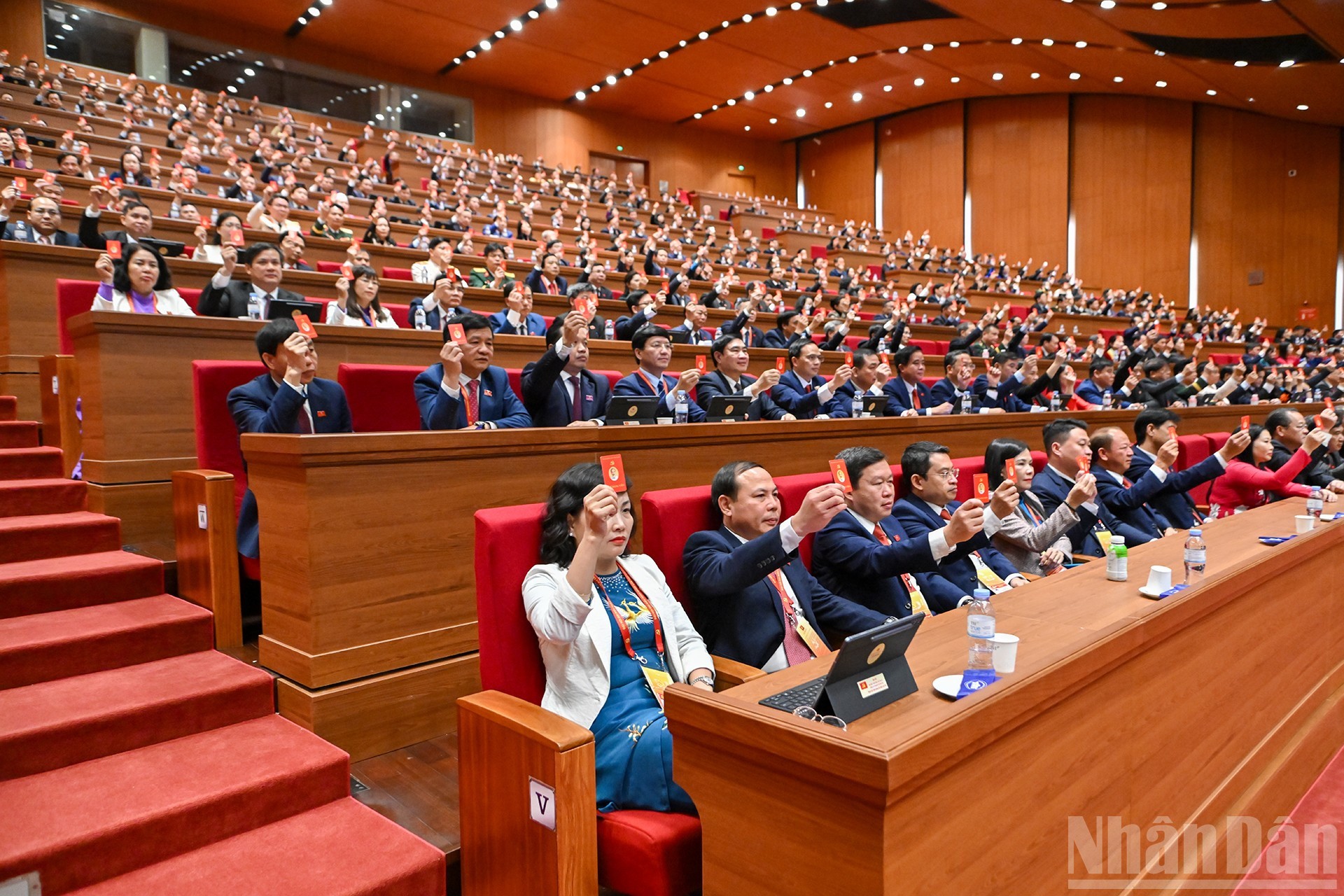 Các đại biểu biểu quyết tại phiên làm việc.