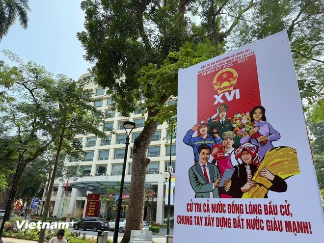 Pano tuyên truyền về bầu cử được đặt tại vườn hoa ngay trước tòa nhà Trung tâm Thông tấn Quốc gia.