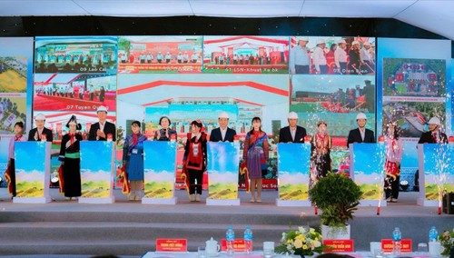 Phó Thủ tướng Chính phủ Phạm Thị Thanh Trà, Bí thư Tỉnh ủy Trịnh Việt Hùng cùng lãnh đạo một số bộ, ngành Trung ương và tỉnh Lào Cai bấm nút khởi công 4 trường phổ thông nội trú liên cấp trên địa bàn tỉnh Lào Cai.