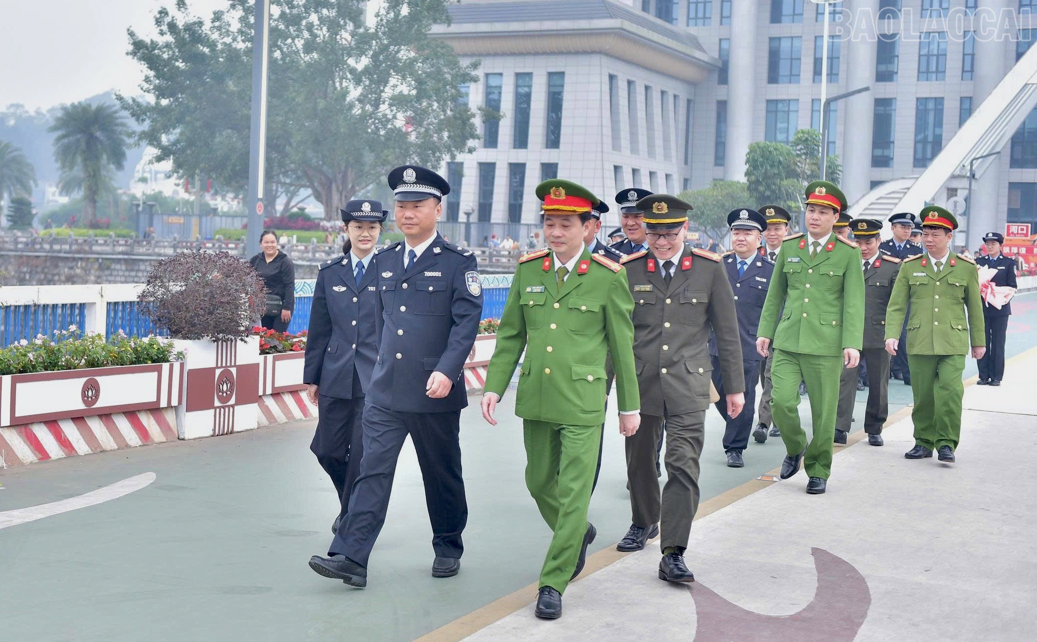 baolaocai-tr_anh-1-cong-an-tinh-lao-cai-don-tiep-doan-cong-an-chau-hong-ha-trung-quoc-1.jpg