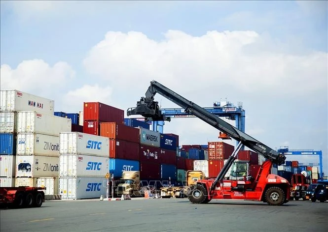 Xếp dỡ hàng hóa Container tại Tân cảng Sài Gòn.