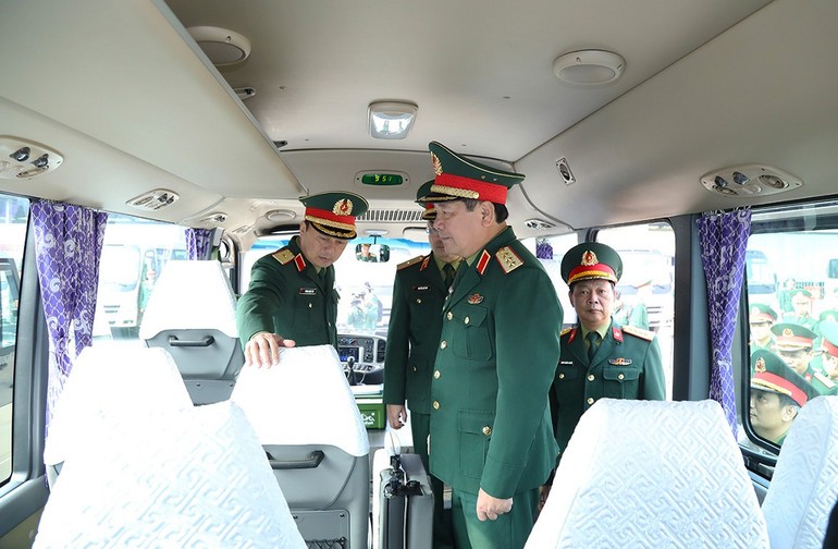 Thượng tướng Lê Huy Vịnh kiểm tra chất lượng xe ô tô đưa, đón đại biểu.