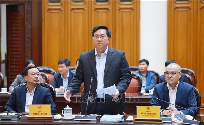 Chủ tịch UBND tỉnh Phú Thọ Trần Duy Đông báo cáo tình hình triển khai khắc phục hư hỏng công trình cầu sông Lô.