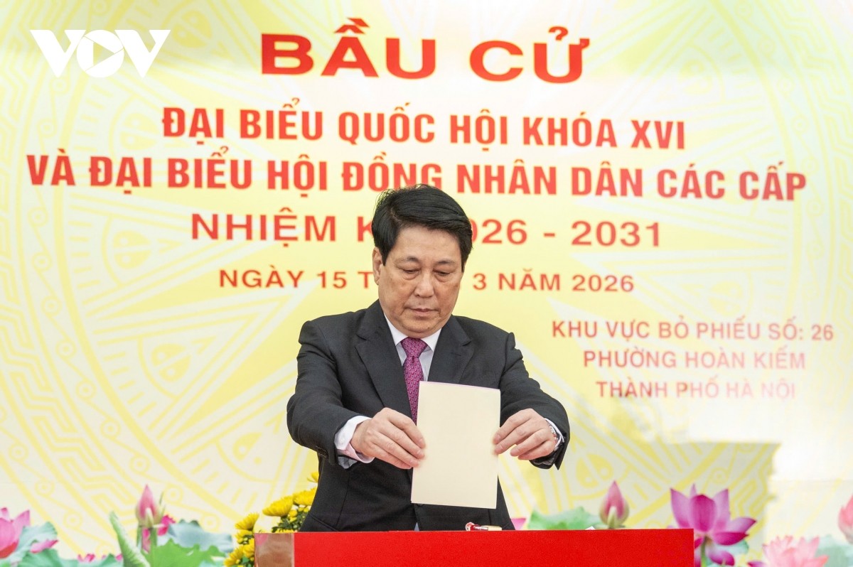 Ngay sau lễ khai mạc, các cử tri đã lần lượt tiến hành bỏ phiếu trong không khí trang nghiêm, phấn khởi, thể hiện tinh thần trách nhiệm và ý thức chính trị cao đối với sự kiện quan trọng của đất nước.