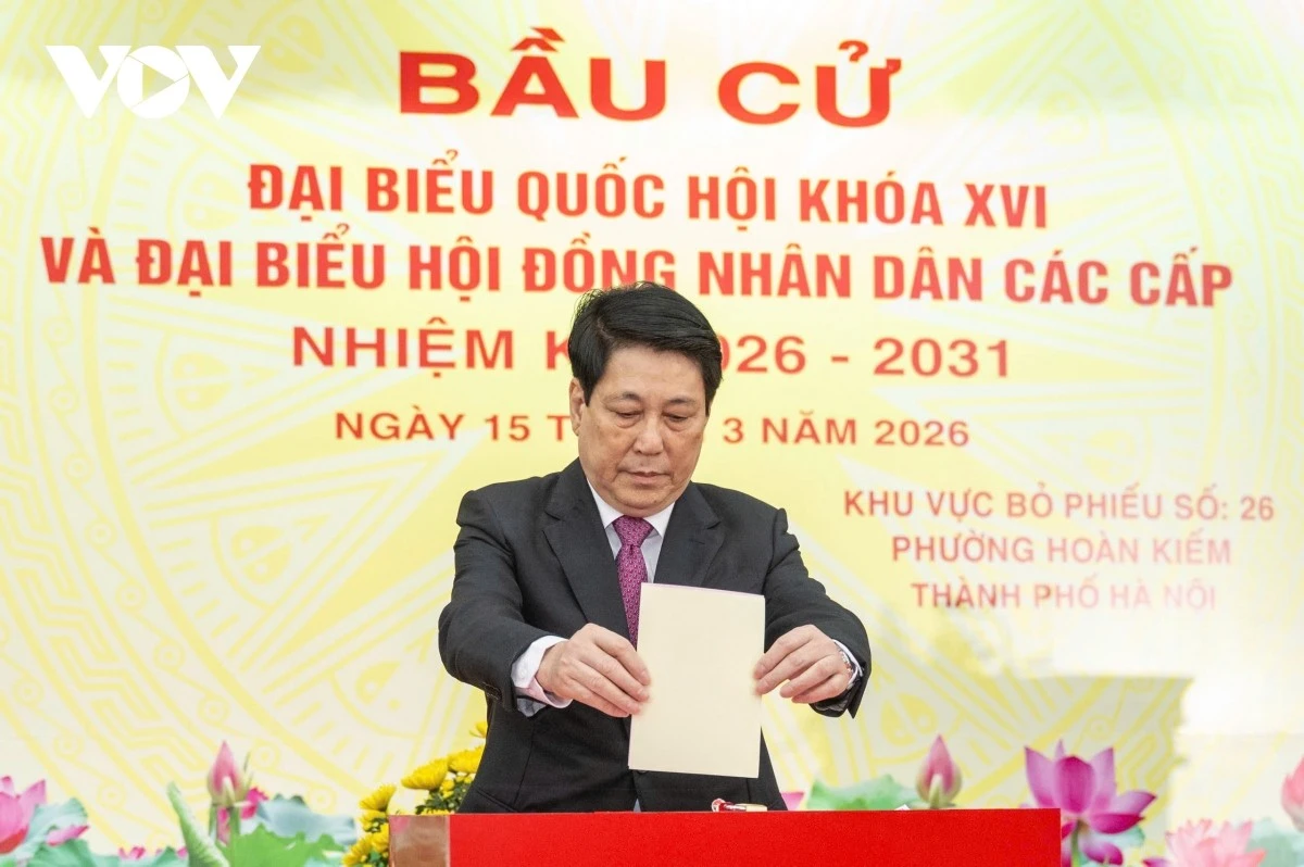 Ngay sau lễ khai mạc, các cử tri đã lần lượt tiến hành bỏ phiếu trong không khí trang nghiêm, phấn khởi, thể hiện tinh thần trách nhiệm và ý thức chính trị cao đối với sự kiện quan trọng của đất nước.