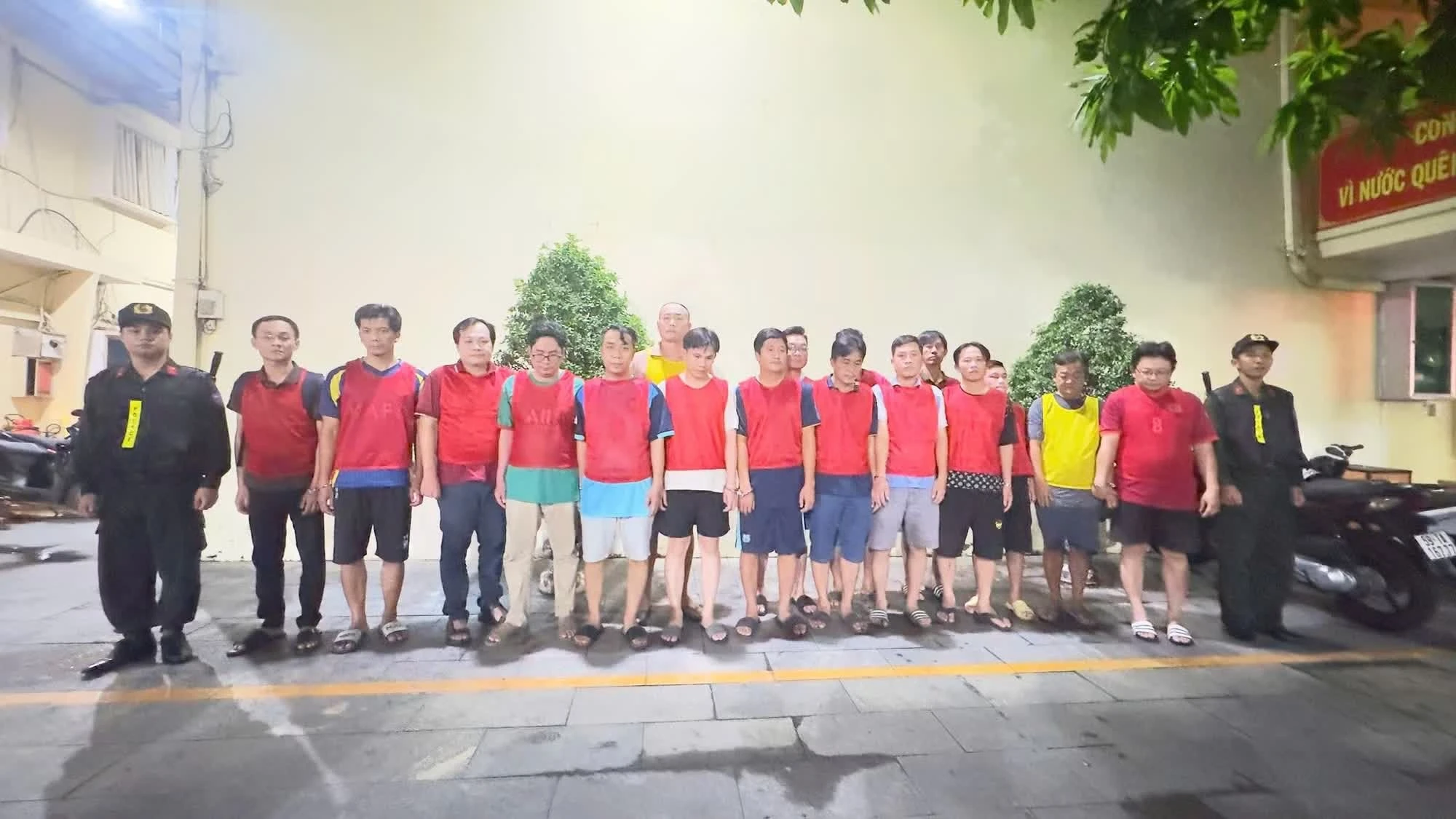 Cơ quan Cảnh sát điều tra ra Quyết định khởi tố bị can và bắt tạm giam 17 đối tượng để điều tra về tội "Đánh bạc" và "Tổ chức đánh bạc".