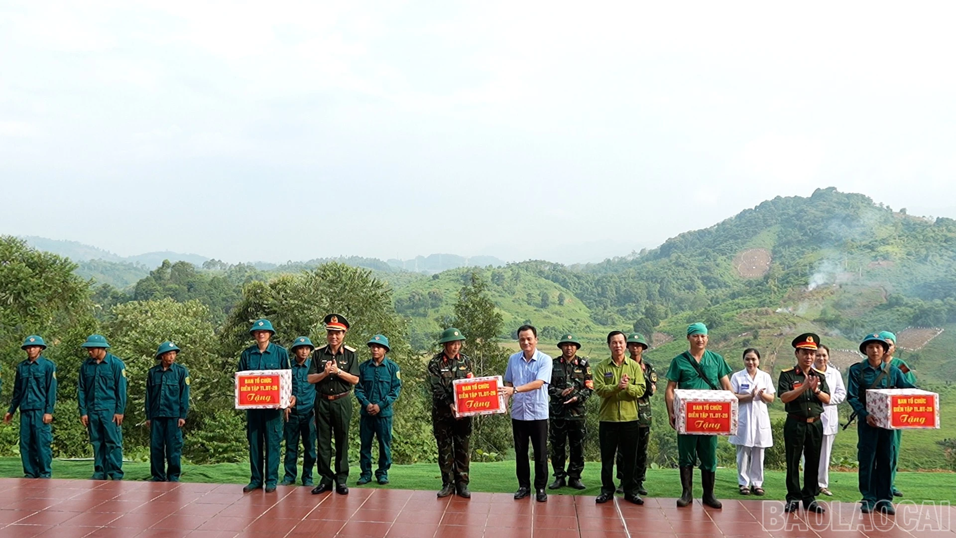 baolaocai-br_khen-thuong-cac-tap-the-va-ca-nhan-co-thanh-tich-xuat-sac-trong-cong-tac-thuc-hanh-dien-tap-tac-chien-trong-khu-vuc-phong-thu.jpg