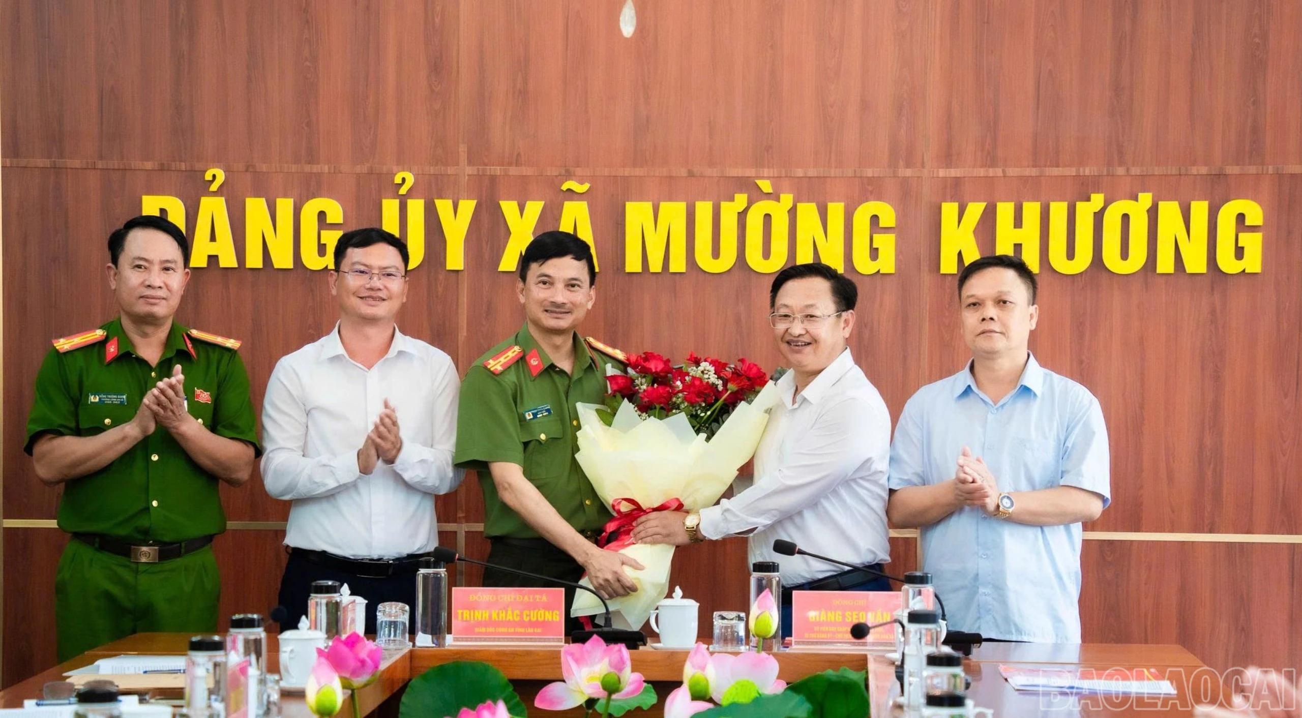 baolaocai-br_xa-muong-khuong-co-lang-hoa-chuc-mung-tan-giam-doc-cong-an-tinh-lao-cai-9086.jpg