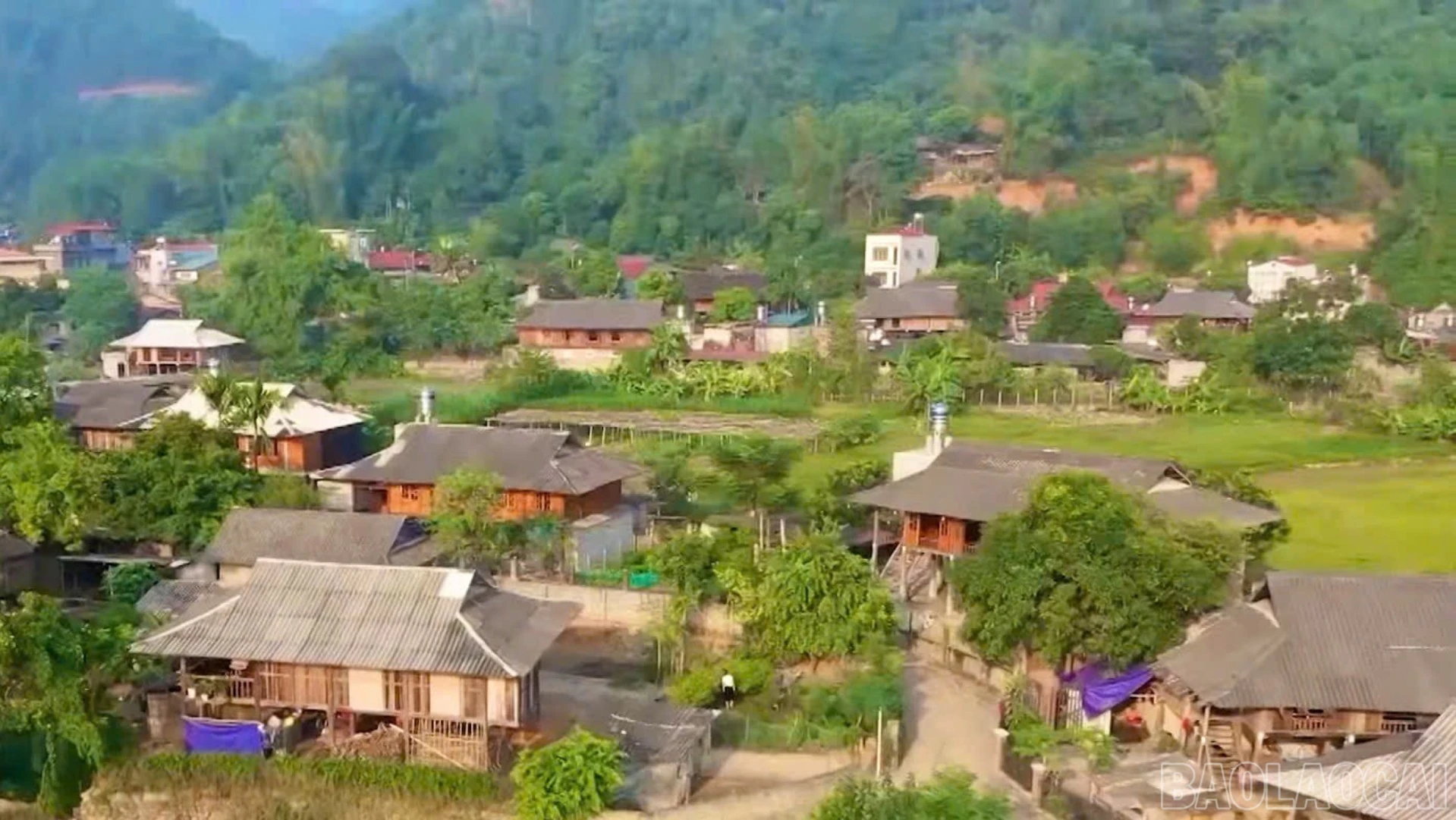 baolaocai-br_ban-lang-nguoi-thai-o-phuong-trung-tam-van-luu-giu-dam-net-khong-gian-van-hoa-truyen-thong-9322.jpg