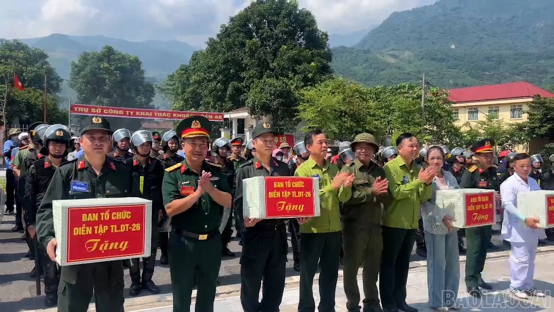 baolaocai-br_khen-thuong-dien-tap-tinh-huong-gia-dinh-thuc-binh-phong-chong-tap-trung-dong-nguoi-gay-roi-antt-bao-loan-tren-dia-ban-xa.jpg