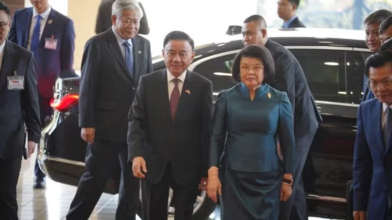 Chủ tịch Quốc hội Vương Quốc Campuchia Khuon Sudary đón đồng chí Thường trực Ban Bí thư Trần Cầm Tú tại nơi đỗ xe và mời vào sảnh chính Nhà Quốc hội.