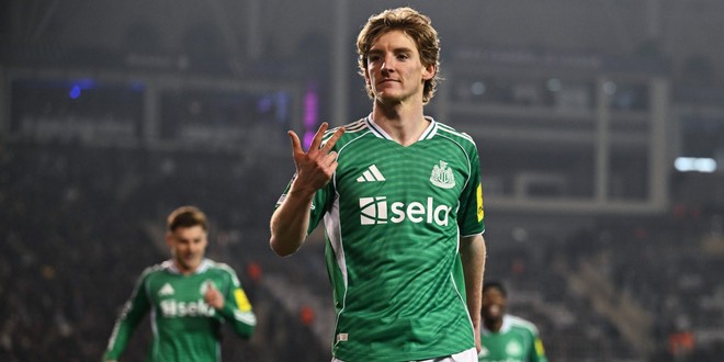 Anthony Gordon thăng hoa với 4 bàn thắng để giúp Newcastle chiến thắng.