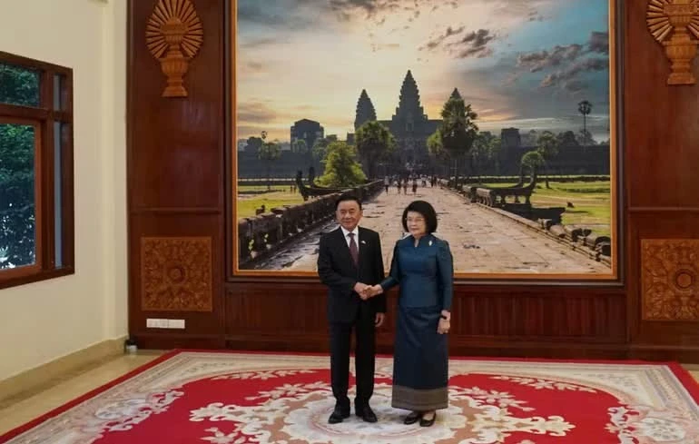 Chủ tịch Quốc hội Vương Quốc Campuchia Khuon Sudary giới thiệu với Thường trực Ban Bí thư Trần Cẩm Tú ảnh Đền Angkor Wat nổi tiếng của Campuchia.