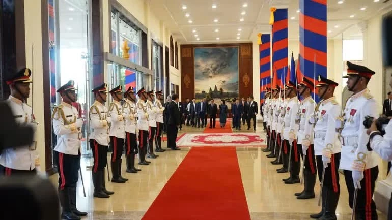 Chủ tịch Quốc hội Vương Quốc Campuchia Khuon Sudary chủ trì lễ đón chính thức đồng chí Thường trực Ban Bí thư Trần Cẩm Tú.