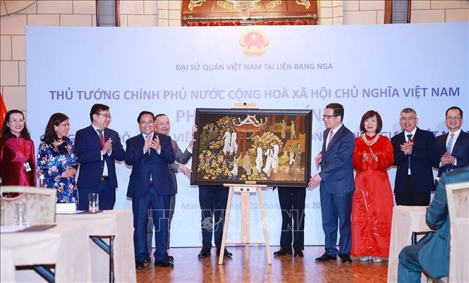 Thủ tướng Phạm Minh Chính tặng quà cho Đại sứ quán Việt Nam tại Liên bang Nga.