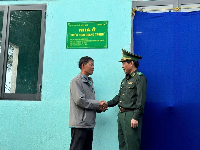 Bộ đội Biên phòng động viên người dân trong “Chiến dịch Quang Trung”.