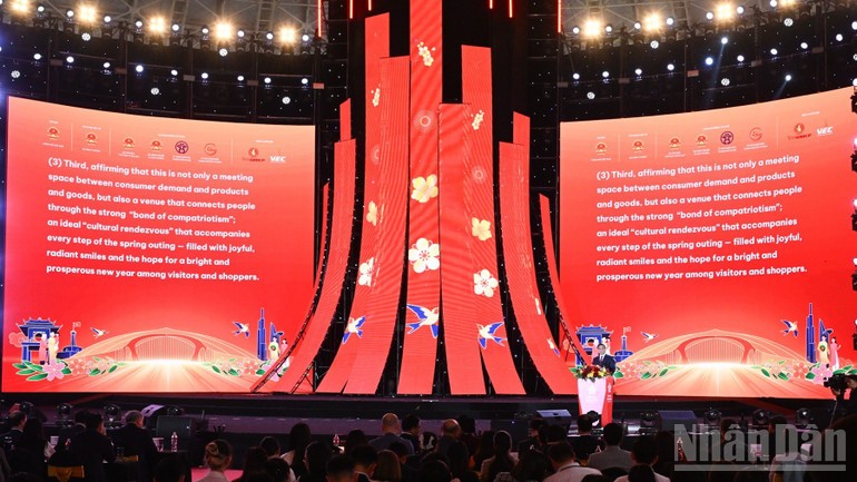 Quang cảnh Lễ bế mạc Hội chợ Mùa Xuân lần thứ nhất năm 2026.