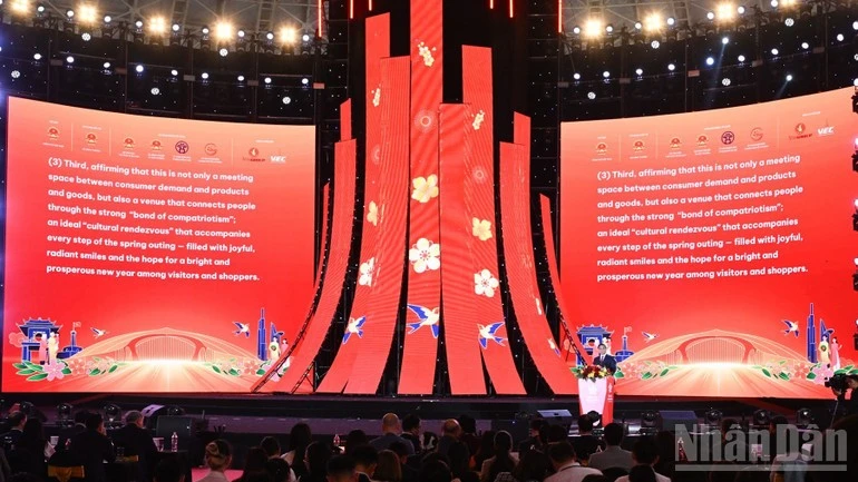 Quang cảnh Lễ bế mạc Hội chợ Mùa Xuân lần thứ nhất năm 2026.