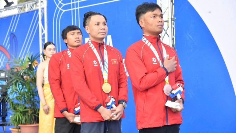 Các vận động viên đội tuyển bơi người khuyết tật Việt Nam hát Quốc ca trên bục nhận Huy chương.