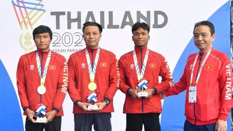 Thứ trưởng Văn hóa, Thể thao và Du lịch Hoàng Đạo Cương chúc mừng các vận động viên đội tuyển bơi người khuyết tật Việt Nam.