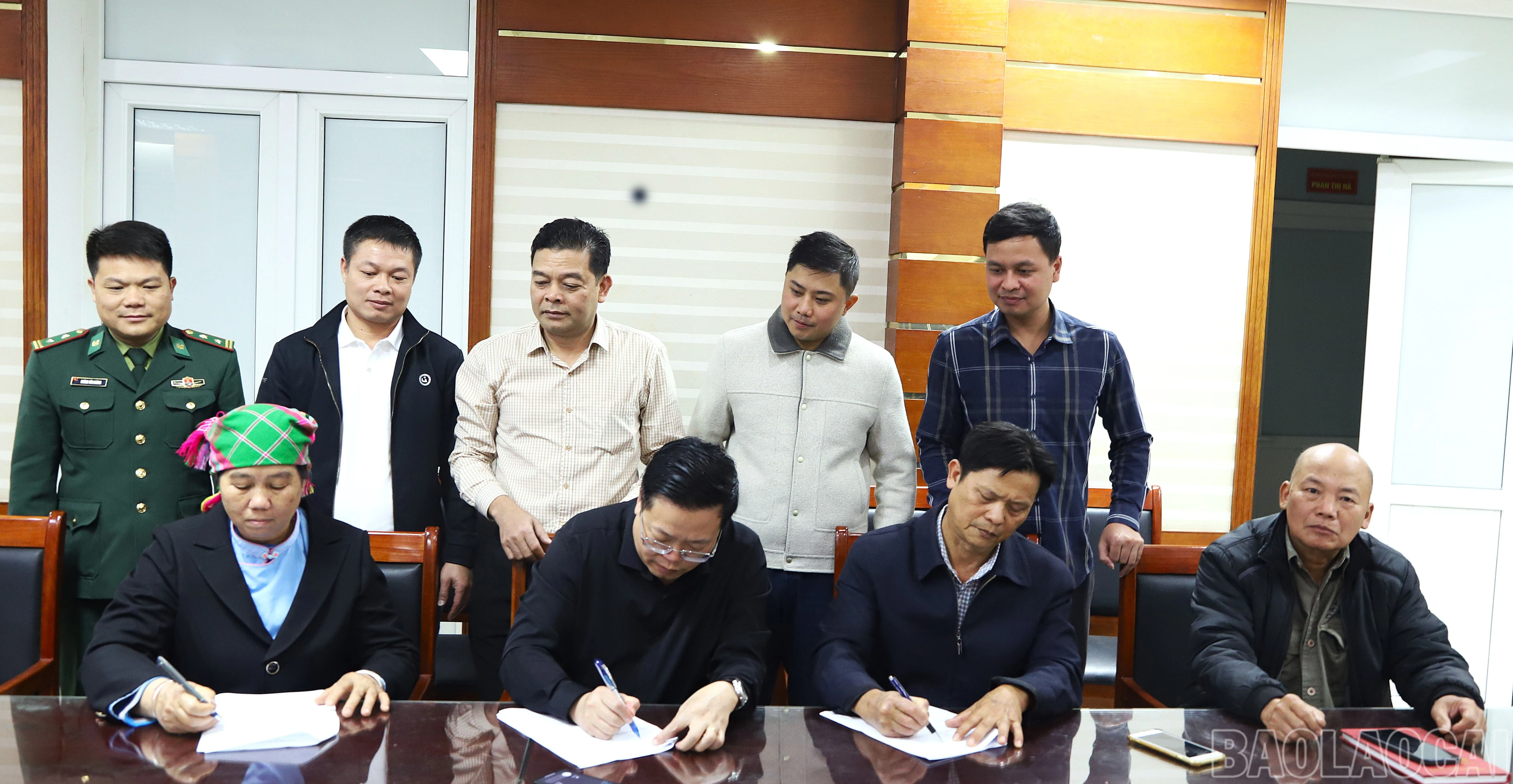 Ký biên bản thỏa thuận với hộ dân.