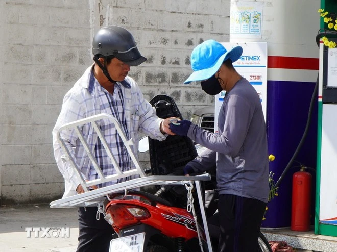 Người dân mua xăng.