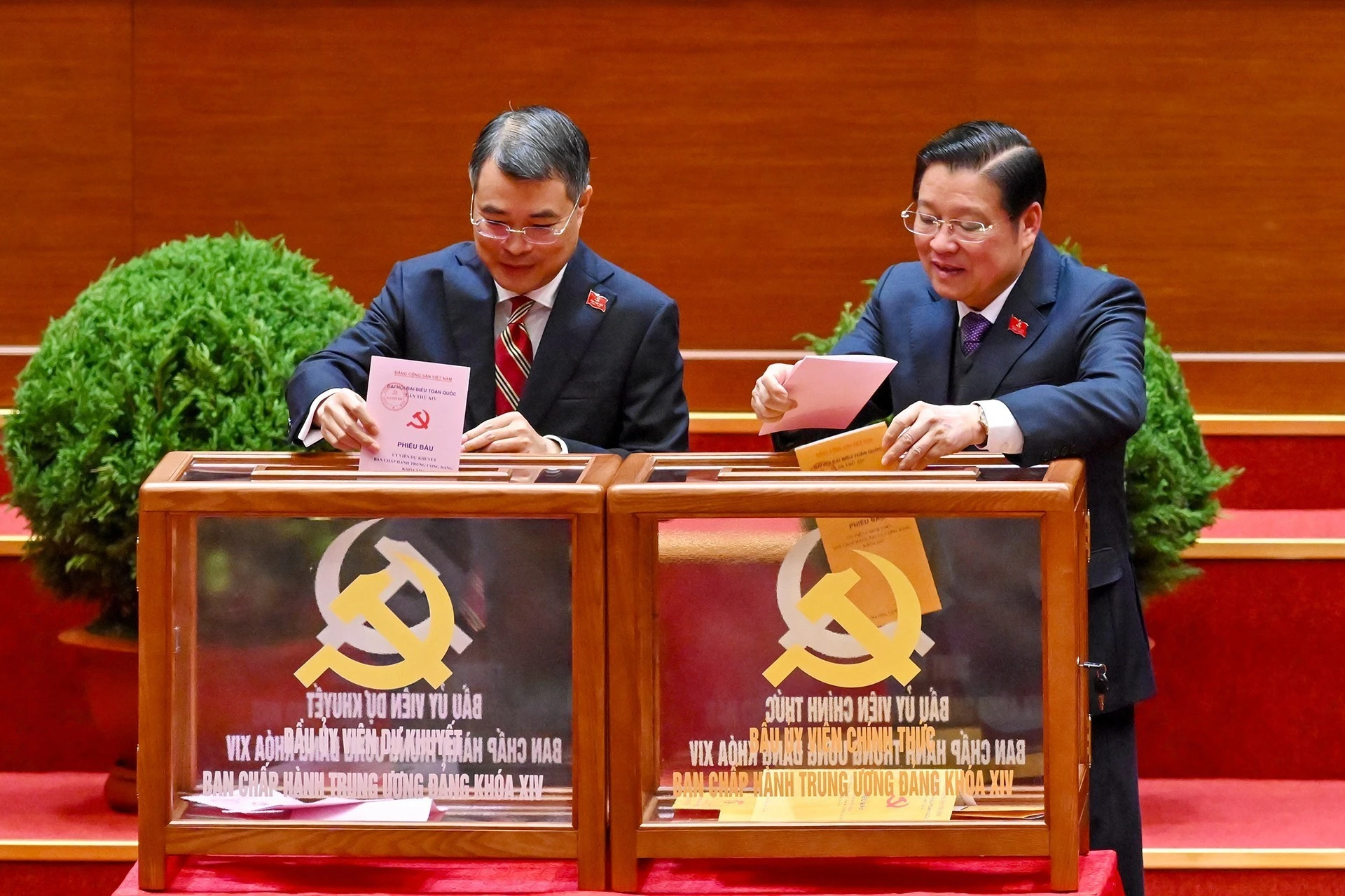 Các đại biểu bỏ phiếu bầu Ban Chấp hành Trung ương khóa XIV.