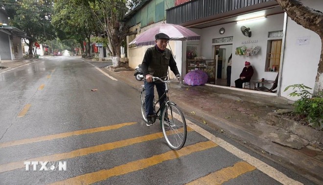 Ông Lê Trọng Kính kiểm tra chất lượng xe trước khi trao tặng cho các học sinh nghèo.