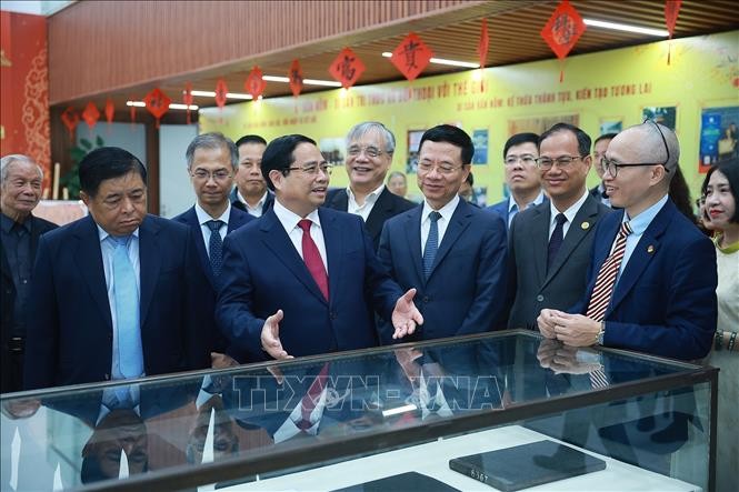 Thủ tướng Phạm Minh Chính tham quan không gian trưng bày kết quả nghiên cứu về khoa học - xã hội tại Viện Hàn lâm Khoa học và Xã hội Việt Nam.