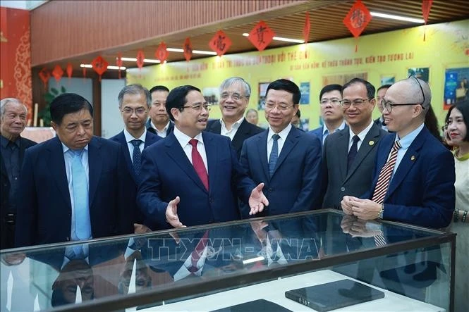 Thủ tướng Phạm Minh Chính tham quan không gian trưng bày kết quả nghiên cứu về khoa học - xã hội tại Viện Hàn lâm Khoa học và Xã hội Việt Nam.