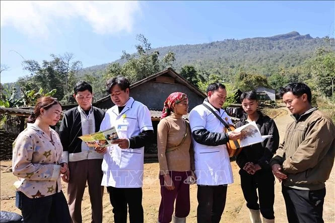 Bác sĩ cùng nhân viên y tế thôn, bản tuyên truyền kiến thức về sức khỏe sinh sản tới đồng bào dân tộc.