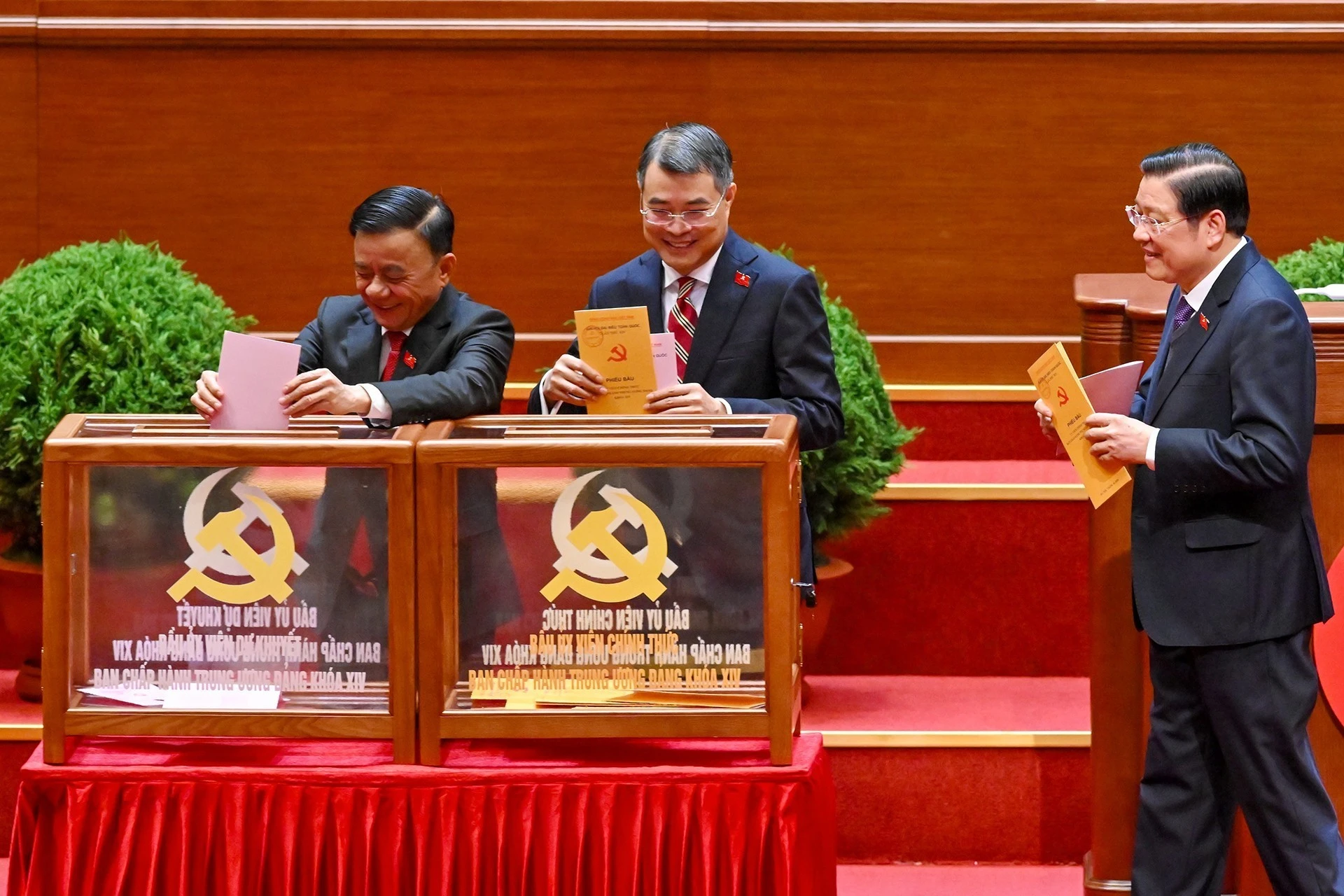 Các lãnh đạo Đảng và Nhà nước bỏ phiếu bầu Ban Chấp hành Trung ương khóa XIV.