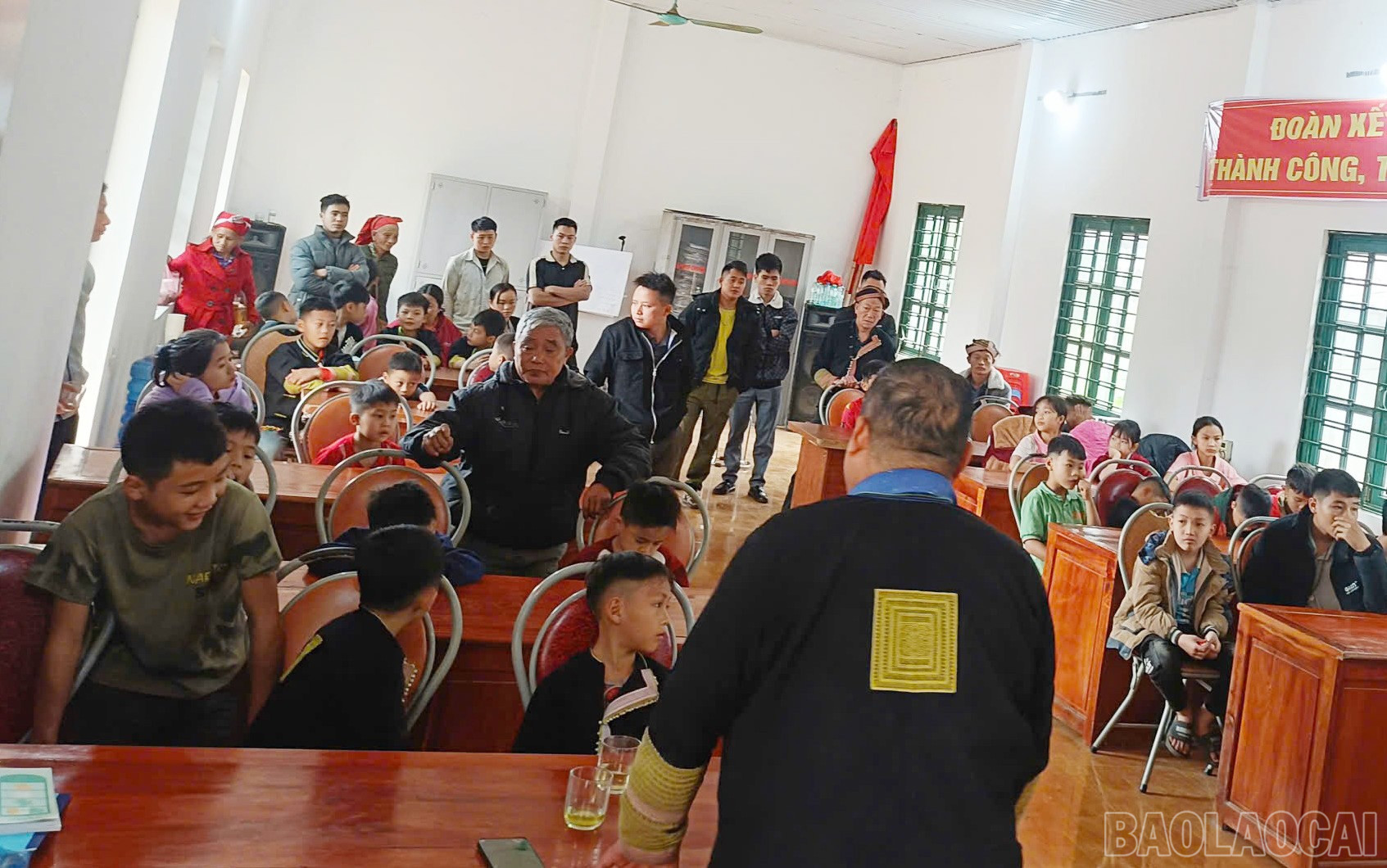 baolaocai-br_3-nguoi-co-uy-tin-trao-doi-cung-cac-hoc-vien.jpg