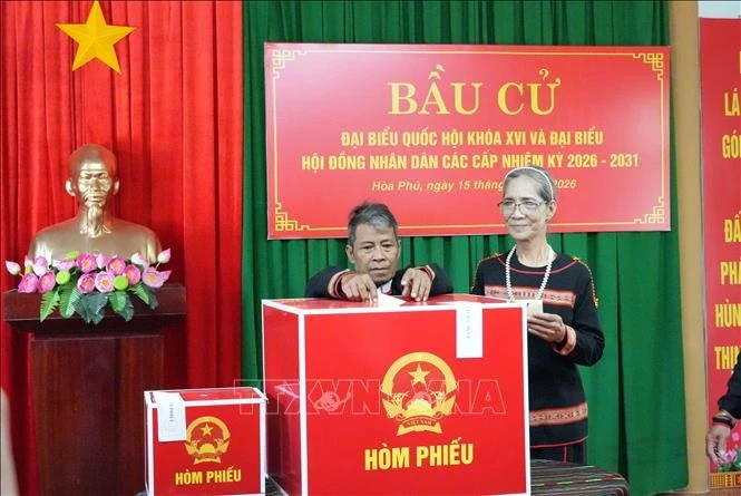 Đồng bào Ê Đê ở buôn Tuôr, xã Hòa Phú, tỉnh Đắk Lắk bỏ phiếu bầu cử. Ảnh: Tuấn Anh/TTXVN