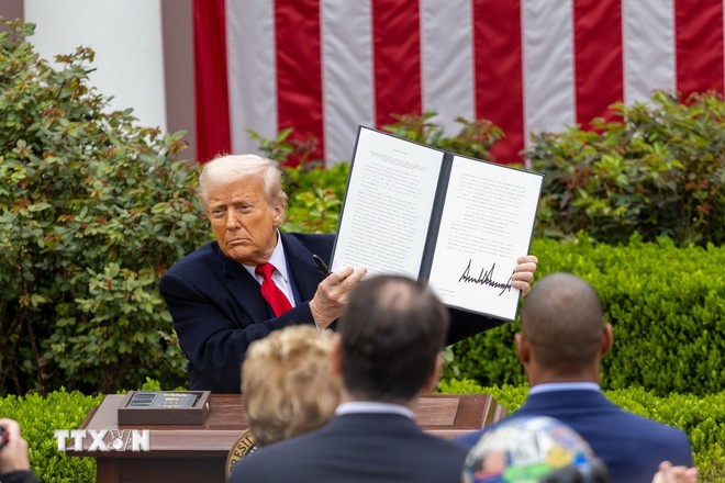 Tổng thống Mỹ Donald Trump ký sắc lệnh áp mức thuế đối ứng mới tại Nhà Trắng, ngày 2/4/2025.
