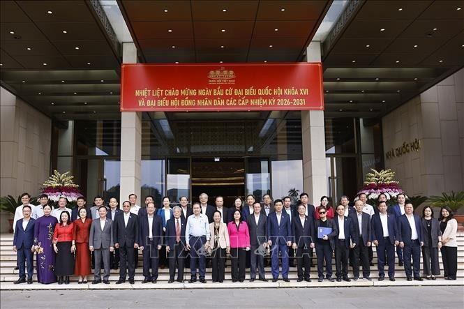 Chủ tịch Quốc hội Trần Thanh Mẫn và Chủ tịch Ủy ban Trung ương Mặt trận Tổ quốc Việt Nam Bùi Thị Minh Hoài với đại biểu.